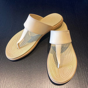 Women's Crocs Thong Sandals Size 6 Beige